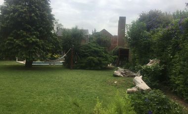 CASA QUINTA CON PISCINA , FONDO PARQUIZADO, PARRILLA, SAUNA