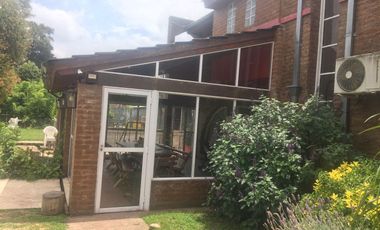 CASA QUINTA CON PISCINA , FONDO PARQUIZADO, PARRILLA, SAUNA