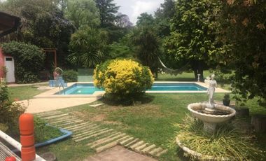 CASA QUINTA CON PISCINA , FONDO PARQUIZADO, PARRILLA, SAUNA