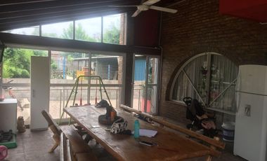 CASA QUINTA CON PISCINA , FONDO PARQUIZADO, PARRILLA, SAUNA