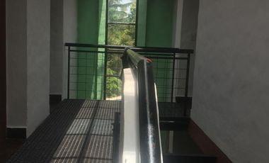 CASA QUINTA CON PISCINA , FONDO PARQUIZADO, PARRILLA, SAUNA