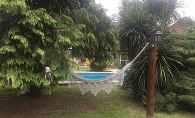 CASA QUINTA CON PISCINA , FONDO PARQUIZADO, PARRILLA, SAUNA