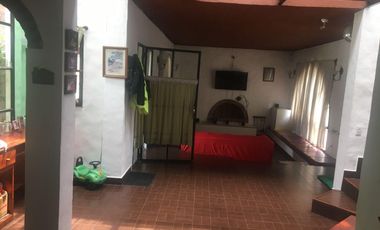 CASA QUINTA CON PISCINA , FONDO PARQUIZADO, PARRILLA, SAUNA