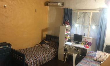 CASA QUINTA CON PISCINA , FONDO PARQUIZADO, PARRILLA, SAUNA