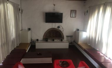 CASA QUINTA CON PISCINA , FONDO PARQUIZADO, PARRILLA, SAUNA