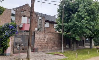 CASA QUINTA CON PISCINA , FONDO PARQUIZADO, PARRILLA, SAUNA