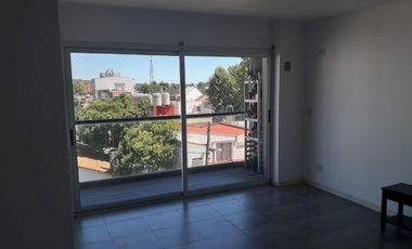 ALQUILER DPTO DE TRES AMBIENTES CON COCHERA, VILLA BALLESTER