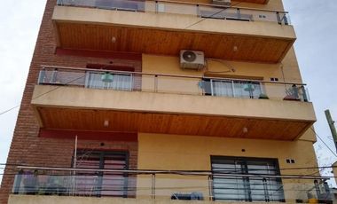 VENTA DEPARTAMENTO 2 AMBIENTES  AMPLIO CON VESTIDOR Y COCHERA CUBIERTA WILDE
