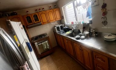 Casa lote, dos pisos atrás del éxito de laureles