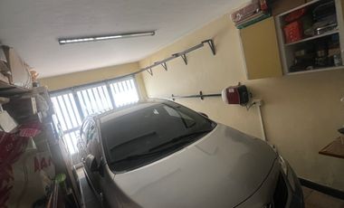 Casa lote, dos pisos atrás del éxito de laureles