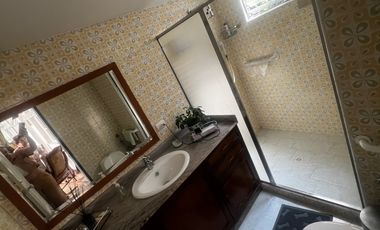 Casa lote, dos pisos atrás del éxito de laureles