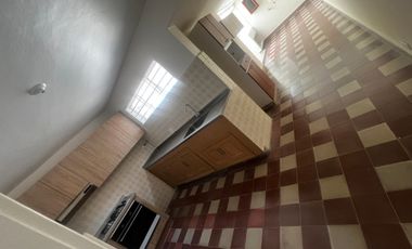 Casa lote, dos pisos atrás del éxito de laureles