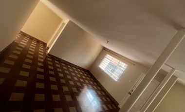 Casa lote, dos pisos atrás del éxito de laureles