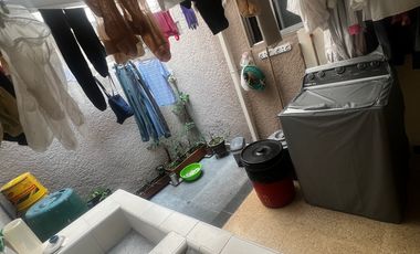 Casa lote, dos pisos atrás del éxito de laureles