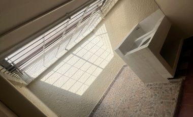 Casa lote, dos pisos atrás del éxito de laureles