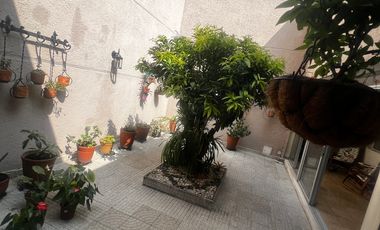 Casa lote, dos pisos atrás del éxito de laureles