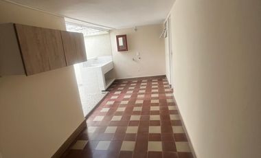 Casa lote, dos pisos atrás del éxito de laureles