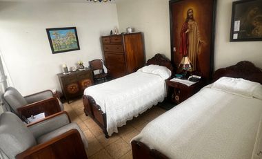 Casa lote, dos pisos atrás del éxito de laureles