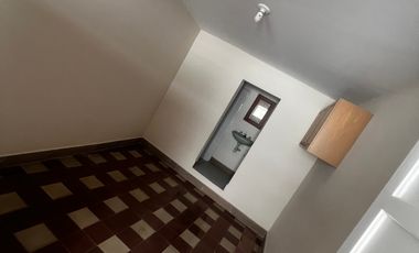 Casa lote, dos pisos atrás del éxito de laureles