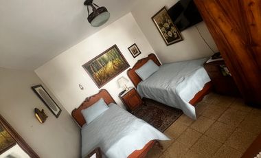 Casa lote, dos pisos atrás del éxito de laureles