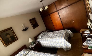 Casa lote, dos pisos atrás del éxito de laureles