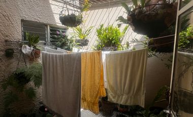 Casa lote, dos pisos atrás del éxito de laureles