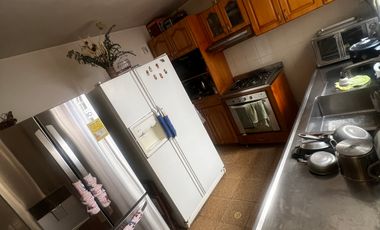 Casa lote, dos pisos atrás del éxito de laureles