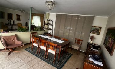 Casa lote, dos pisos atrás del éxito de laureles