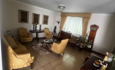 Casa lote, dos pisos atrás del éxito de laureles