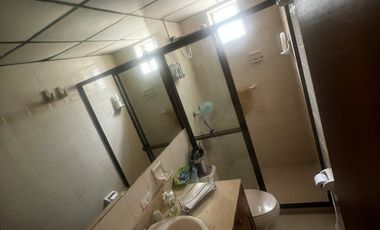 Casa lote, dos pisos atrás del éxito de laureles