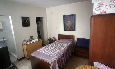 Casa lote, dos pisos atrás del éxito de laureles