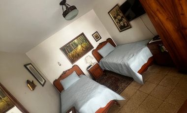 Casa lote, dos pisos atrás del éxito de laureles