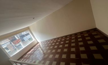 Casa lote, dos pisos atrás del éxito de laureles