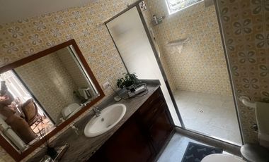 Casa lote, dos pisos atrás del éxito de laureles