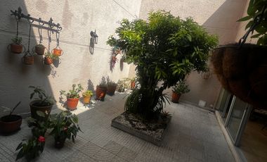 Casa lote, dos pisos atrás del éxito de laureles