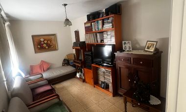 Casa lote, dos pisos atrás del éxito de laureles