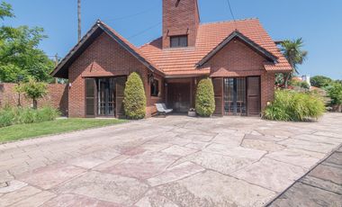Casa 4 ambientes   quincho en Pinos De Anchorena