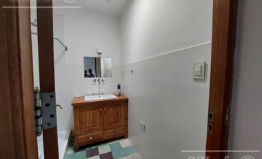 Casa  en alquiler - 5 ambientes con cochera - Quilmes Oeste, inmejorable ubicacion.!!