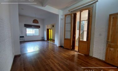 Casa  en alquiler - 5 ambientes con cochera - Quilmes Oeste, inmejorable ubicacion.!!