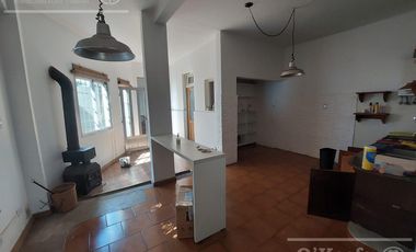 Casa  en alquiler - 5 ambientes con cochera - Quilmes Oeste, inmejorable ubicacion.!!