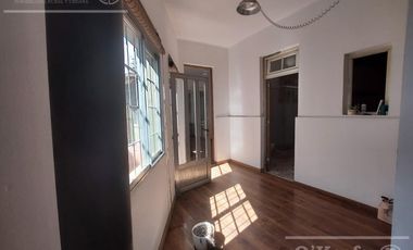 Casa  en alquiler - 5 ambientes con cochera - Quilmes Oeste, inmejorable ubicacion.!!