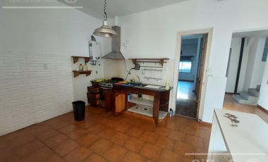 Casa  en alquiler - 5 ambientes con cochera - Quilmes Oeste, inmejorable ubicacion.!!