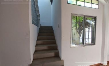 Casa  en alquiler - 5 ambientes con cochera - Quilmes Oeste, inmejorable ubicacion.!!