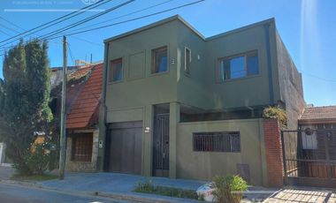 Casa  en alquiler - 5 ambientes con cochera - Quilmes Oeste, inmejorable ubicacion.!!