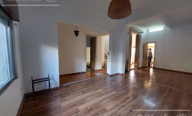 Casa  en alquiler - 5 ambientes con cochera - Quilmes Oeste, inmejorable ubicacion.!!