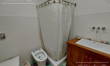 Casa  en alquiler - 5 ambientes con cochera - Quilmes Oeste, inmejorable ubicacion.!!