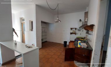Casa  en alquiler - 5 ambientes con cochera - Quilmes Oeste, inmejorable ubicacion.!!