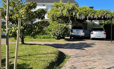 Casa en Venta con vista a la laguna en el Barrio Los Castores 1, Nordelta.-