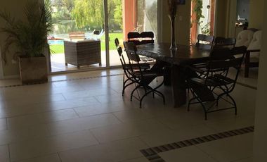 Casa en Venta con vista a la laguna en el Barrio Los Castores 1, Nordelta.-