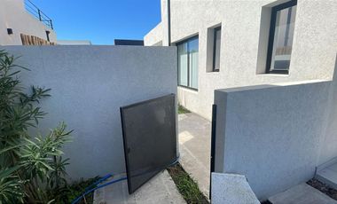 Casa en Alquiler en el Barrio Vila Marina II, Villanueva, Tigre.